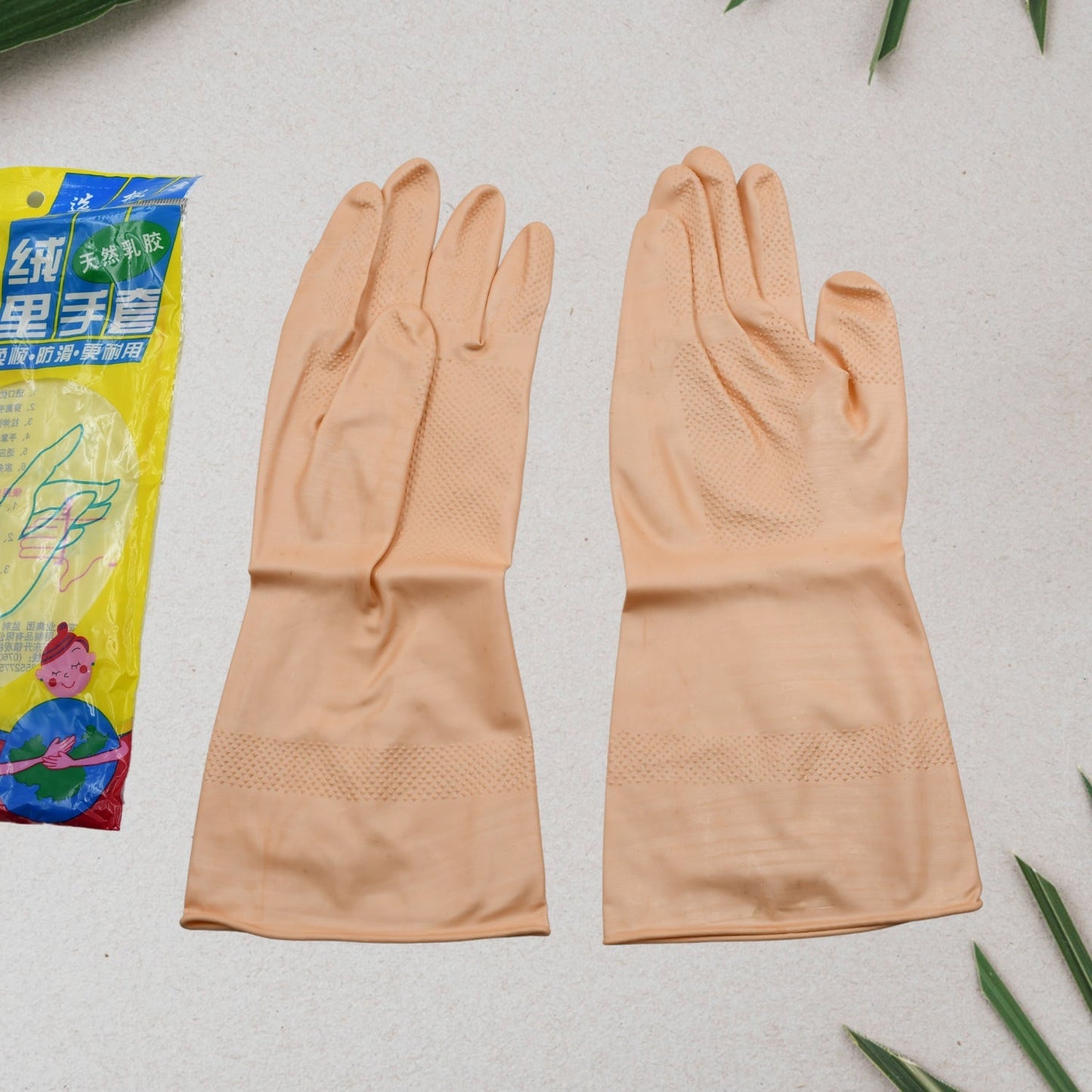 A  MULTIPURPOSE NATURAL GUM RUBBER REUSABLE CLEANING GLOVES