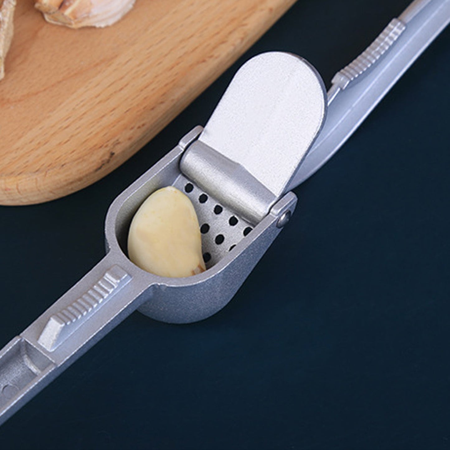 A Garlic Press All Aluminum Easy to Use with Light Weight without Difficulty Cooking Baking, Kitchen Tool, Dishwaher Safe