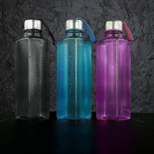 3Pc Set Square Bottle 1000ml Used for storing water and beverages purposes for people.